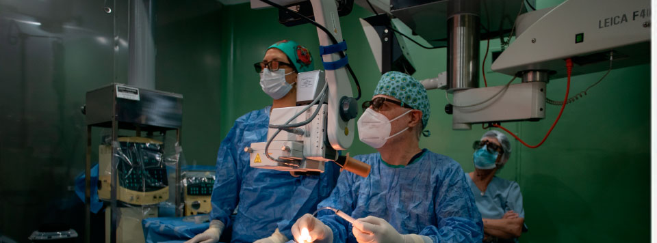 Equipo médico realizando una intervención oftalmológica.