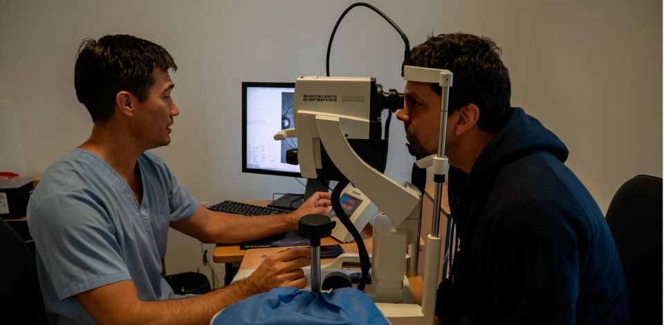Paciente realizando un estudio oftalmológico con equipamiento especializado.